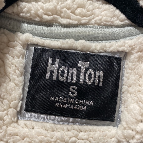 women’s size small Sherpa lined jacket from Alaskan boutique - Picture 3 of 4